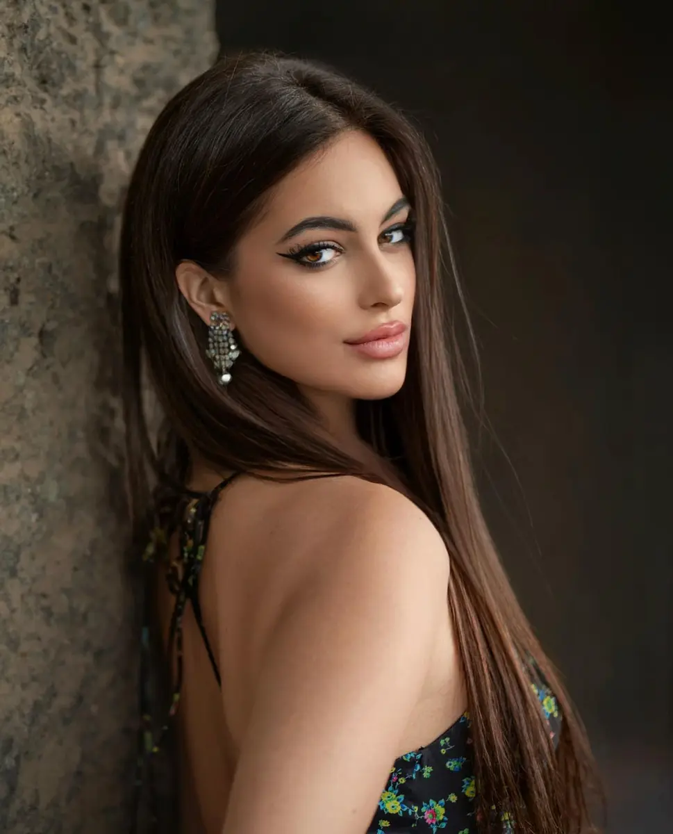 Адриенна escort in Алматы