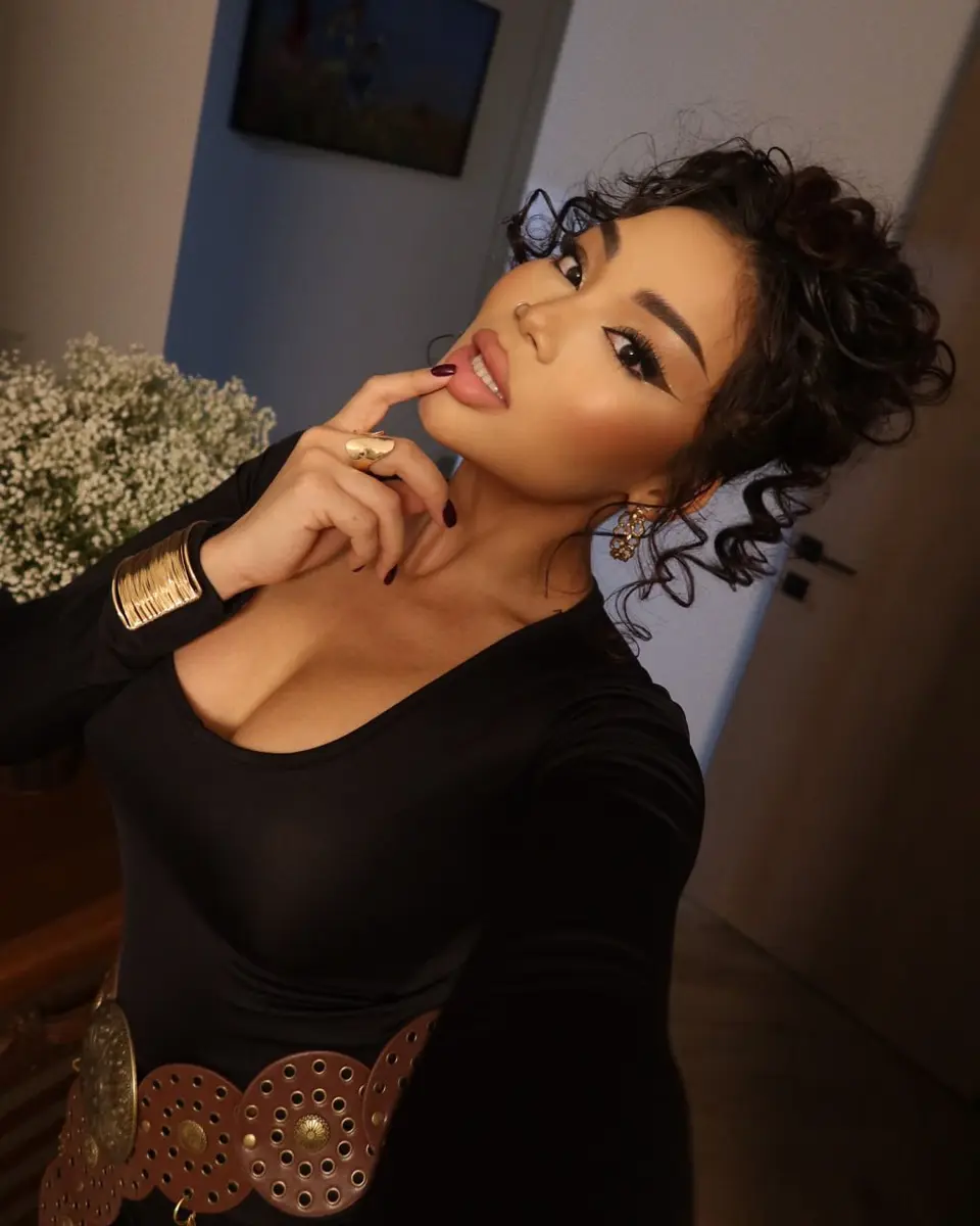 Айзере escort in Алматы